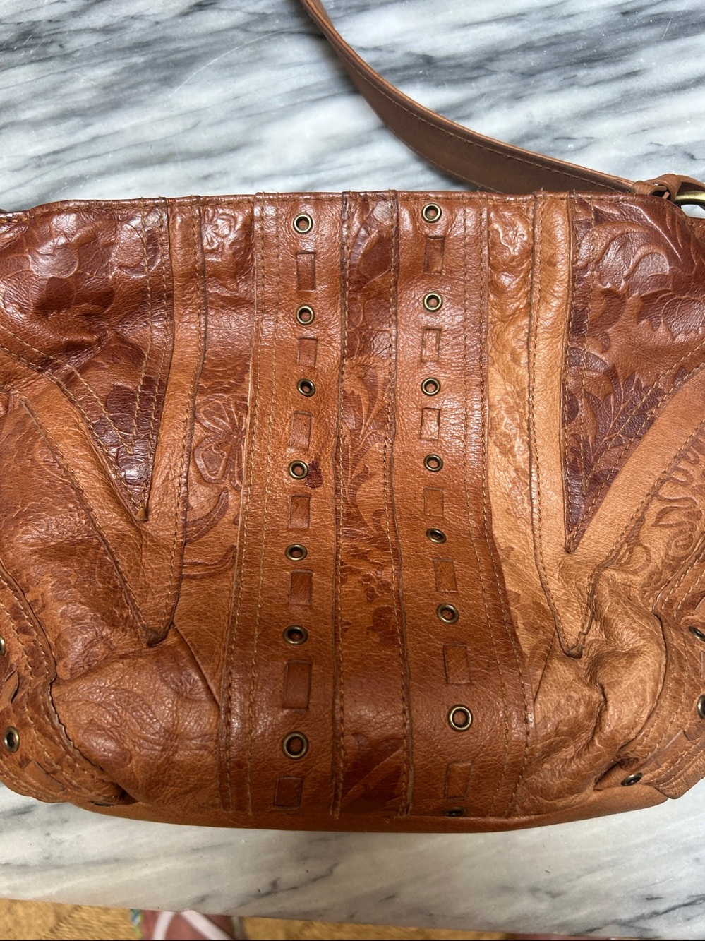 Great embossed Leather purse with adjustable shoulder strap 11“W x 9”